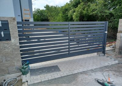 Moderní posuvná Brány a vrata na míru pro vjezd k domu – David Tymel, Kovovýroba Ostrava