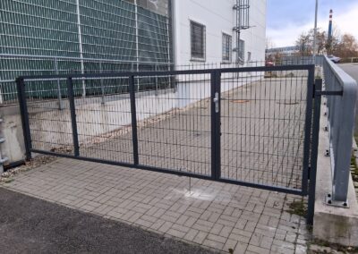 Kovová vjezdová Brány a vrata s výplní na míru pro areál – David Tymel, Kovovýroba Ostrava